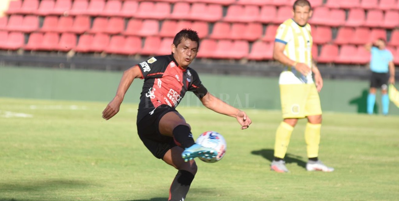 Se lesionó el Pulga y está casi afuera del partido con Platense