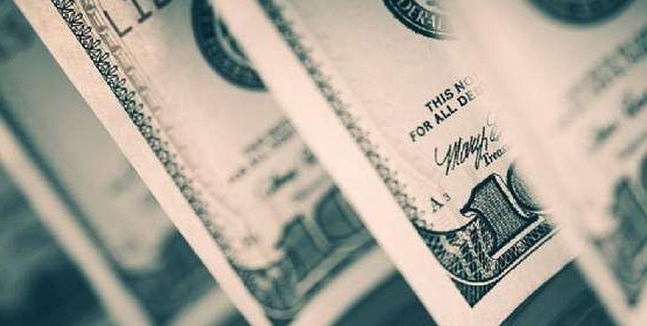 El dólar oficial abre a $ 76,50 y el "blue" mantiene la baja y se vende a $ 128