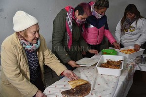 Flavio Raina MANOS A LA OBRA. Dos días a la semana, un grupo de la vecinal y colaboradores llegan al local de Chubut y Los Negruchos para preparar algo caliente para la mañana y el mediodía.