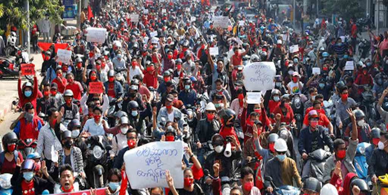 Masiva manifestación en Birmania contra la junta militar