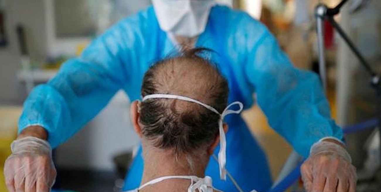 Científicos descubrieron que el coronavirus causa delirio en uno de cada tres pacientes ancianos