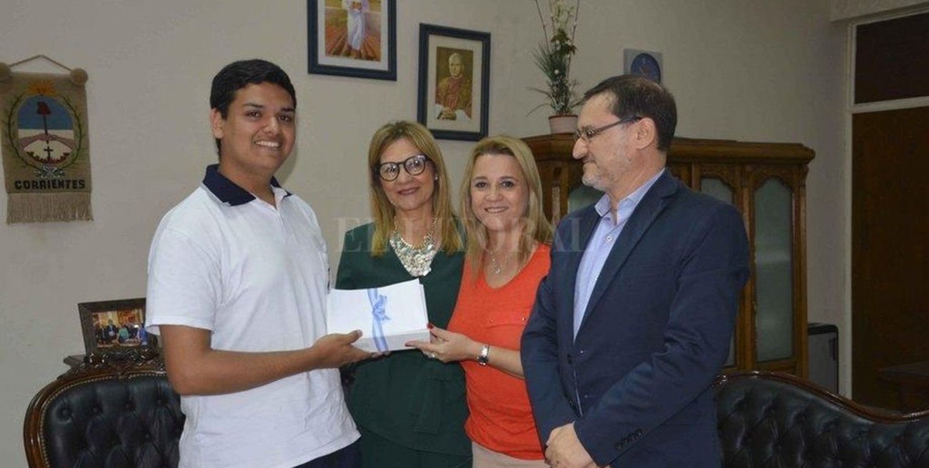 Egresado de la secundaria premiado por no faltar a clases desde jardín