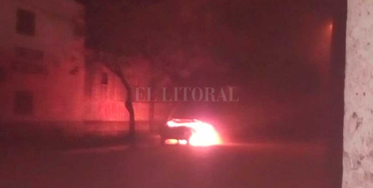 Se investiga el incendio de un auto en el oeste de la ciudad