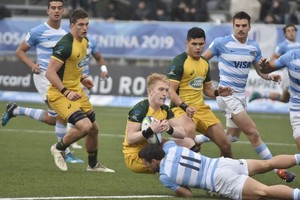 Marcelo Manera Manuel Bernstein intenta pronunciar la ofensiva de Los Pumitas, pese a la doble marca australiana. El forward de CRAI volvió a ser uno de los destacados del pack albiceleste.