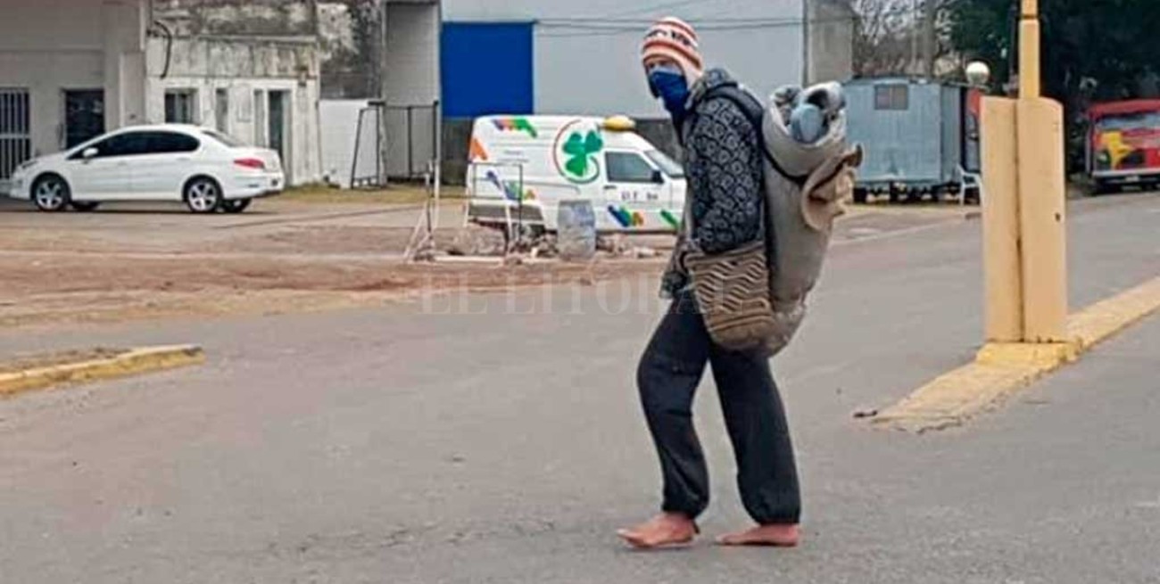 El alemán que recorre Argentina descalzo, no come y diserta sobre la energía de la vida
