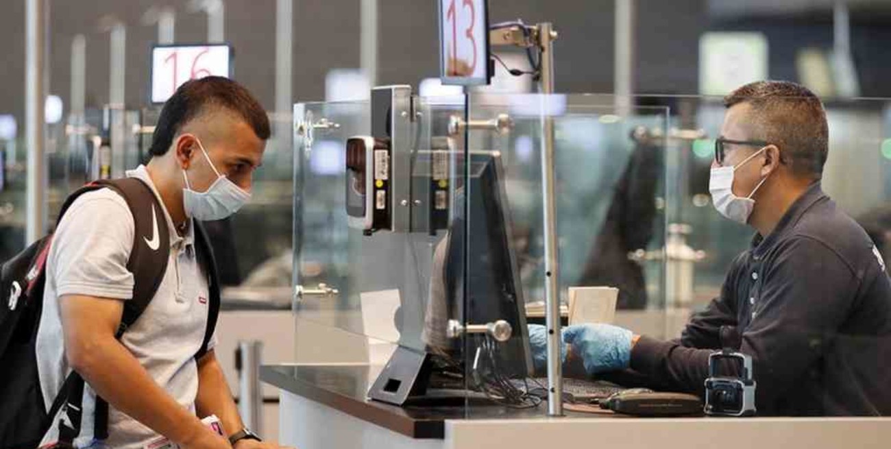 Los extranjeros que arriben al país deberán presentar declaración jurada, PCR y seguro médico