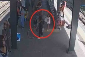 Gentileza Maia y Savanz en el andén de la estación Castelar.