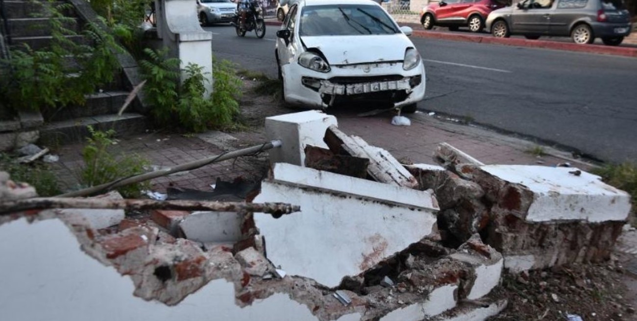Un auto chocó una casa en Córdoba y dejó sin agua ni luz a la zona