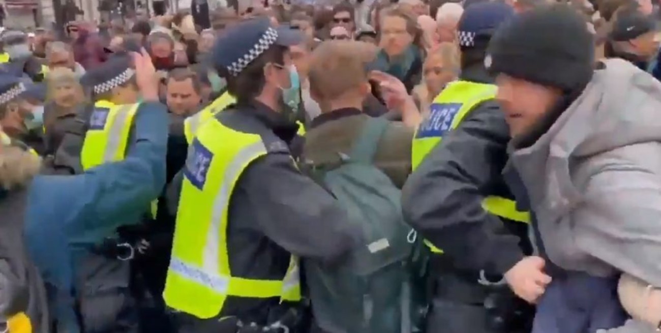 Protestas masivas contra las restricciones del coronavirus en Londres 