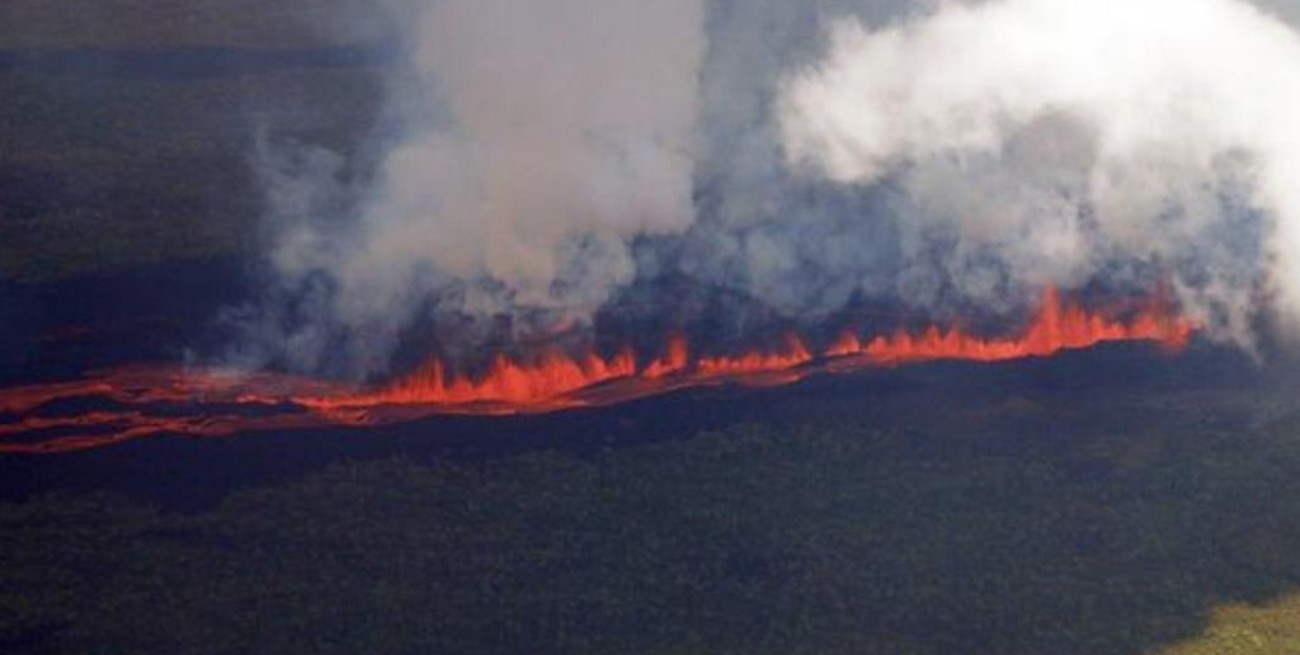 Entró en erupción un volcán en una isla deshabitada de Galápagos y hay temor por la fauna local
