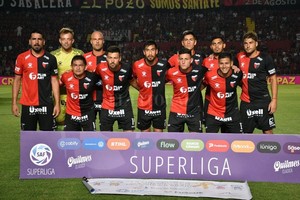 Pablo Aguirre Una de las formaciones de Colón en este año de  corto aliento  en lo futbolístico. En los extremos, Lucas Viatri y Rafael García, dos jugadores con contratos y situaciones a revisar, desde lo económico y futbolístico.