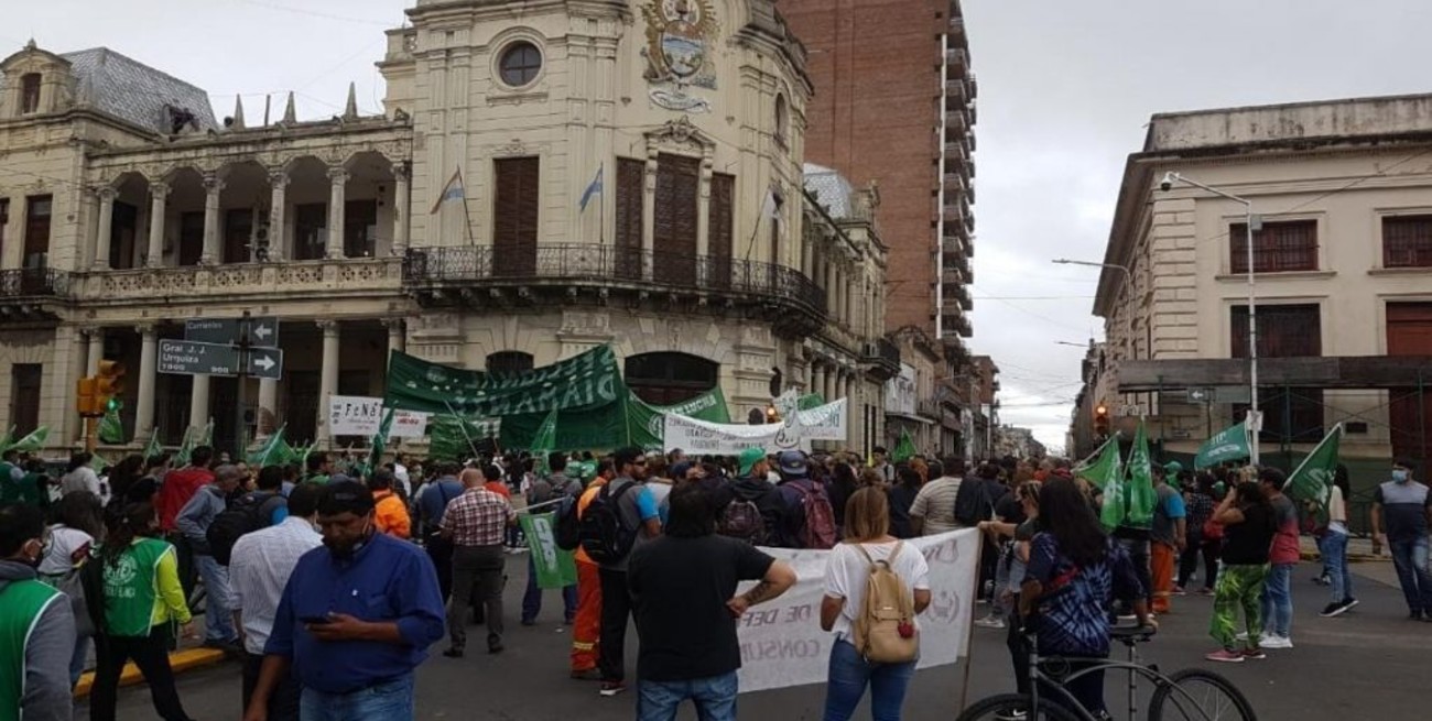 Paro de empleados municipales en Paraná durante este lunes