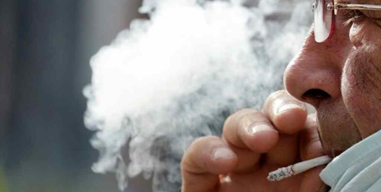 Insólito: le robaron un cigarrillo encendido de la mano en un semáforo