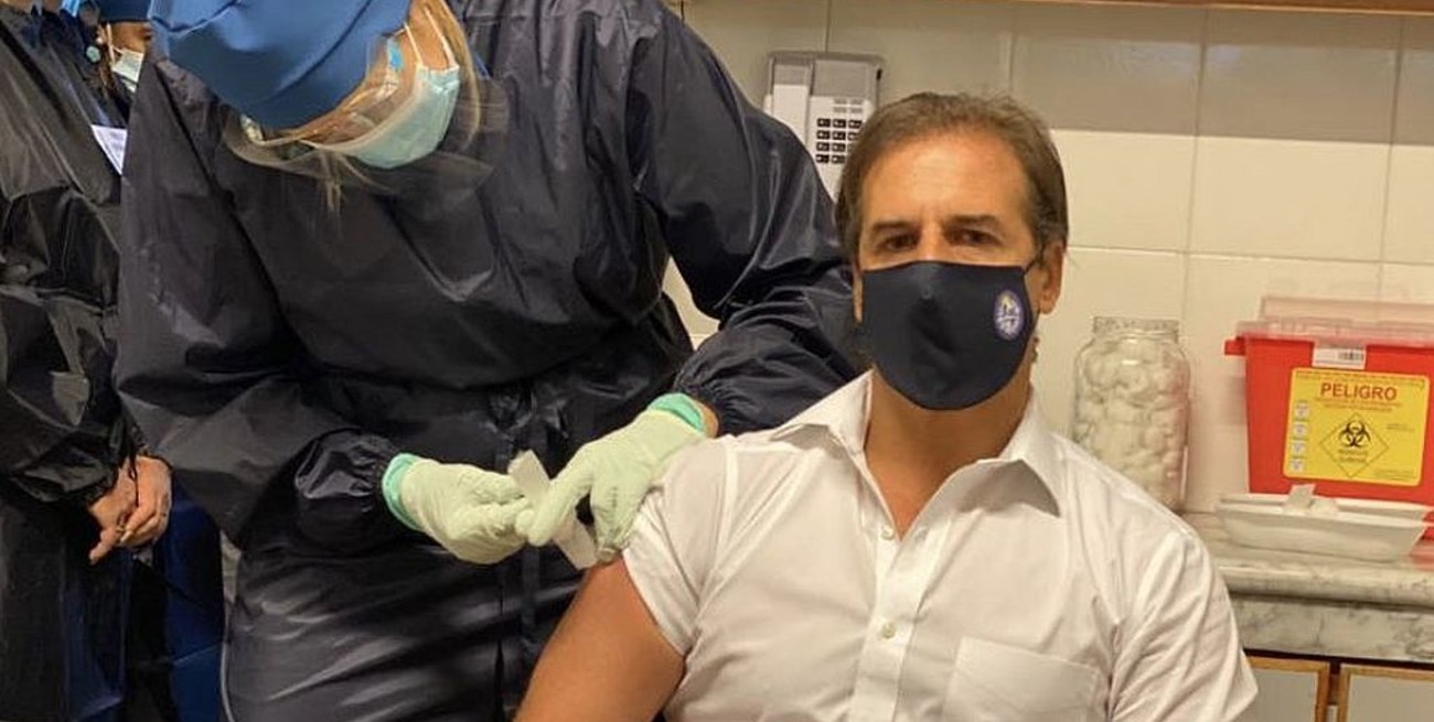 Luis Lacalle Pou se vacunó en el momento más crítico de la pandemia en Uruguay