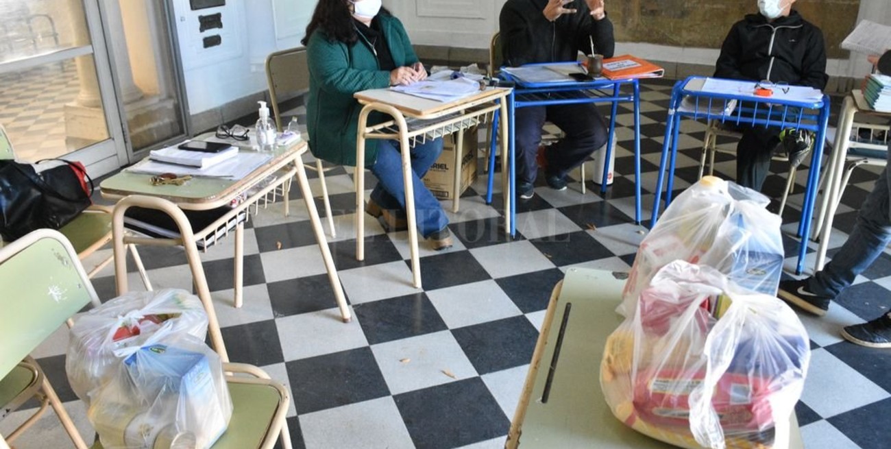 Entre el estudio y la asistencia: Cómo es el día a día de las escuelas públicas