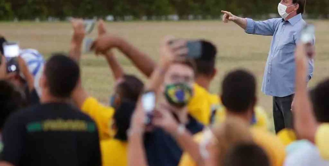 Facebook y Twitter bloquearon cuentas de seguidores de Bolsonaro