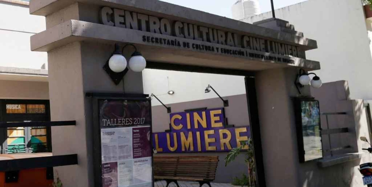 Adultos mayores miraban cortos de Chaplin mientras esperaban ser vacunados en cine de Rosario