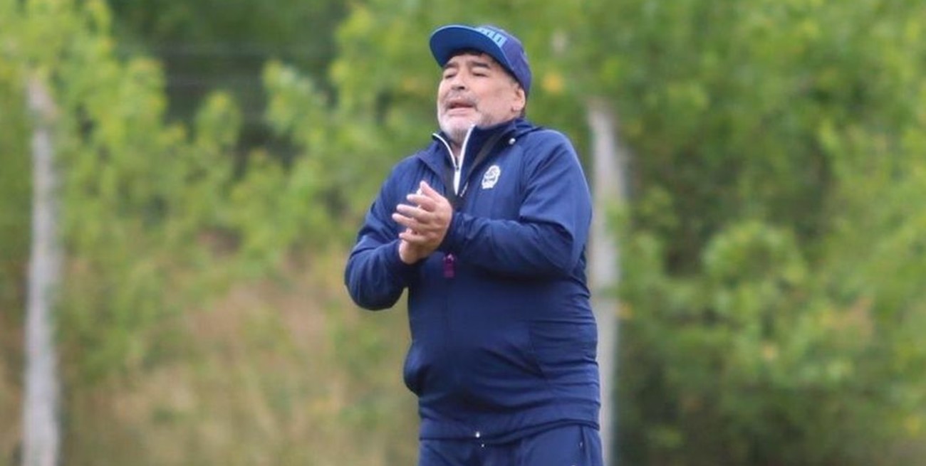 Tres cambios dispuso Maradona en Gimnasia para visitar a Banfield