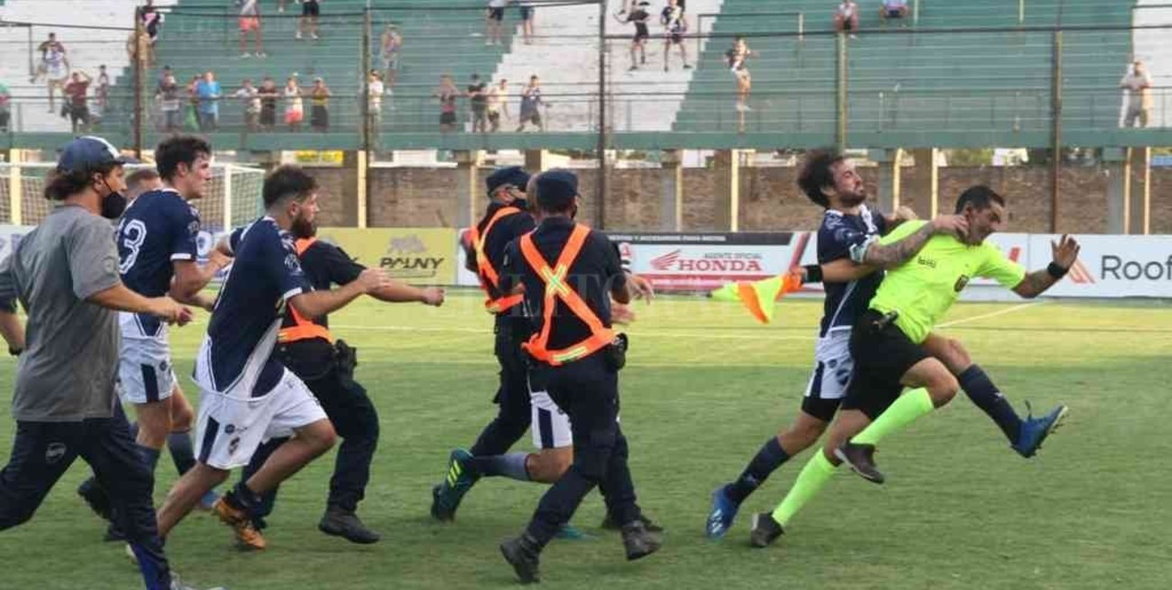 Ben Hur no pudo contra el árbitro, en un bochornoso partido