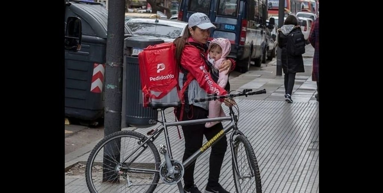 La historia detrás de la foto viral sobre la mamá repartidora