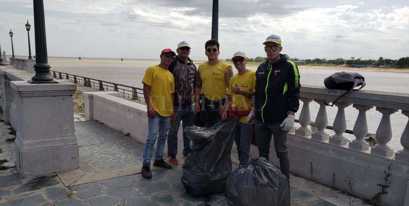 Limpiando el "desastre" que dejaron en la Costanera tras la Nochebuena