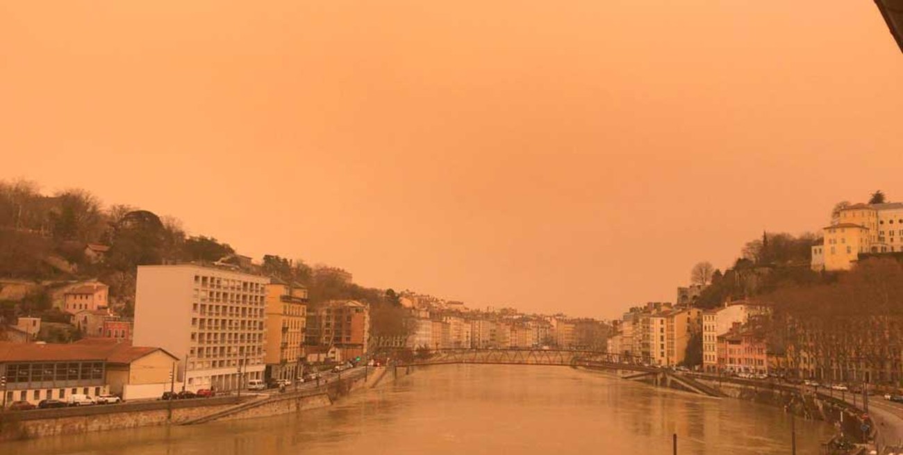 La arena del Sahara llegó a Francia y Suiza y puso el cielo naranja