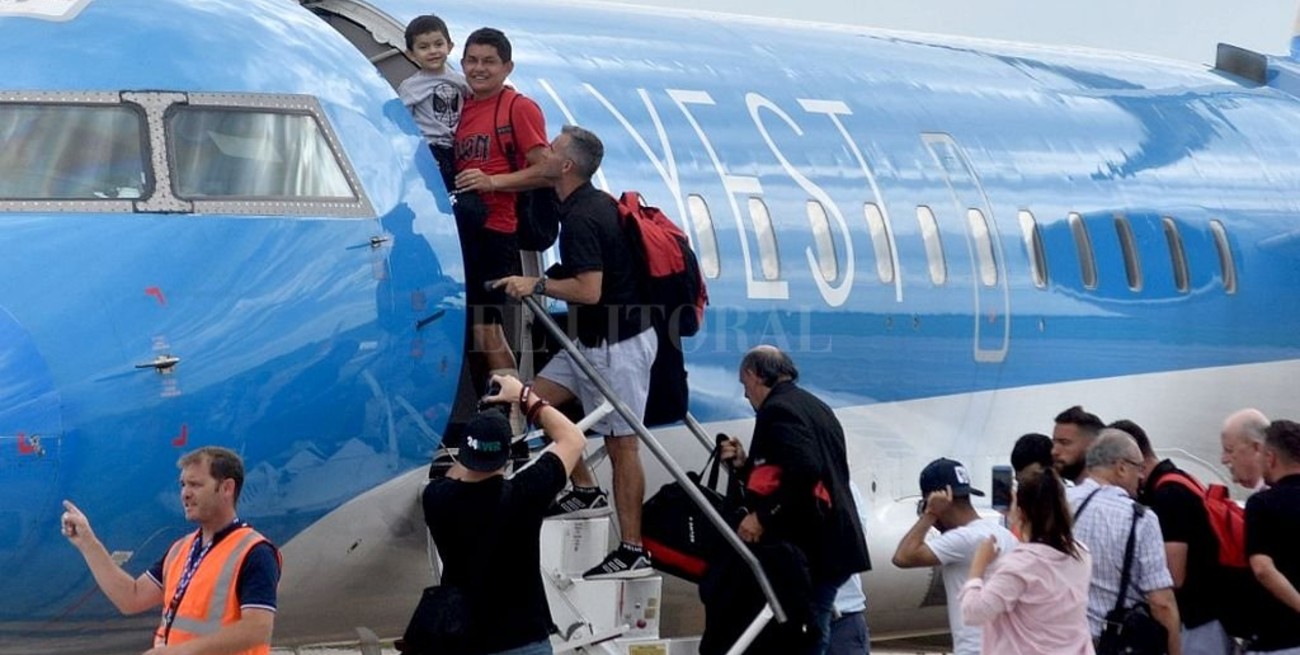 Ante una multitud, Colón partió rumbo a Paraguay