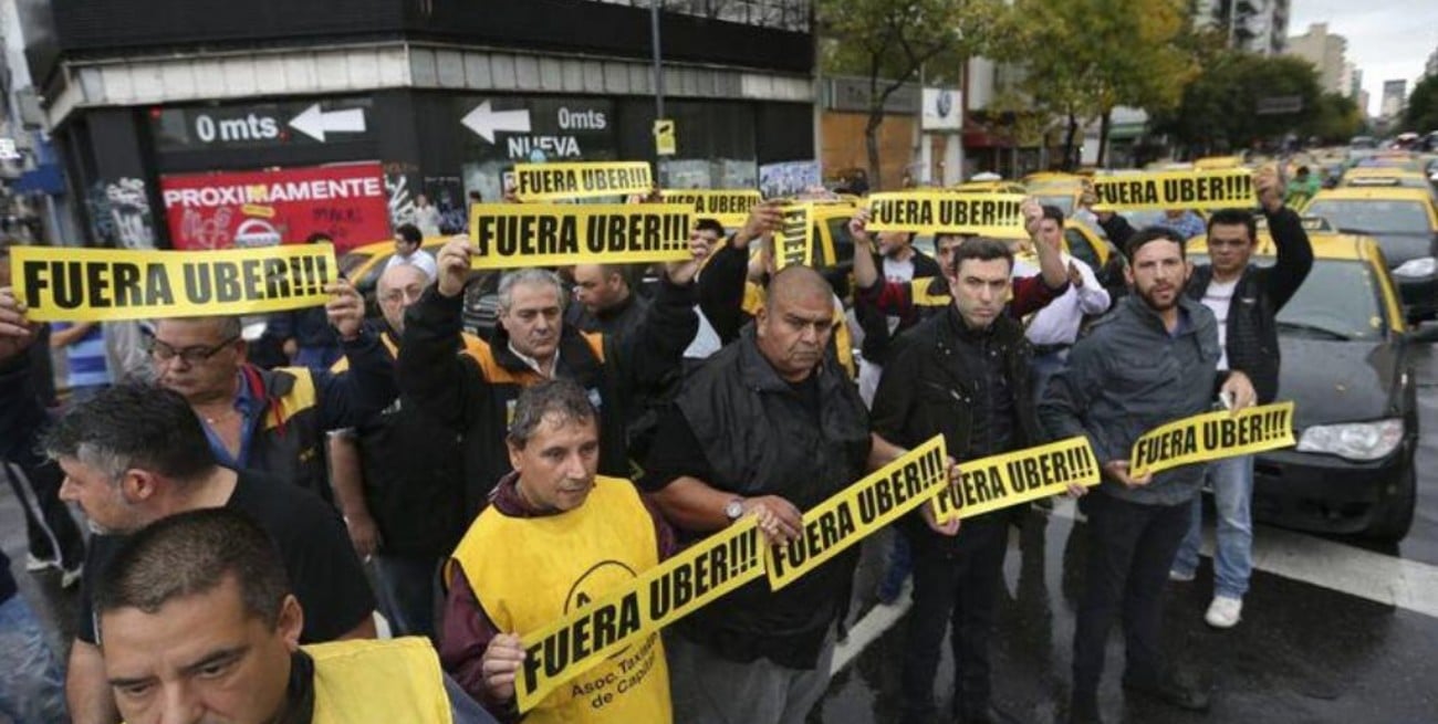 Séptima jornada de protesta de los taxistas con cortes de calles contra Uber y Cabify