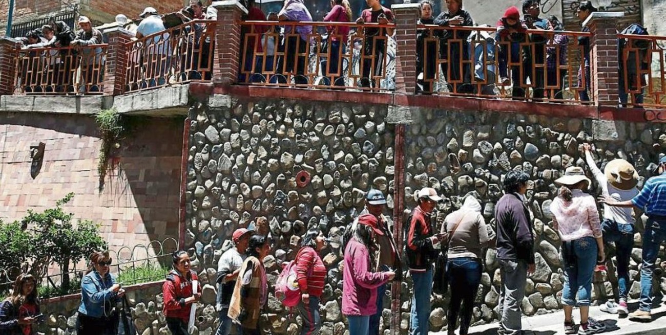 Áñez dice que enfrenta días difíciles y llama a los manifestantes a abandonar los bloqueos