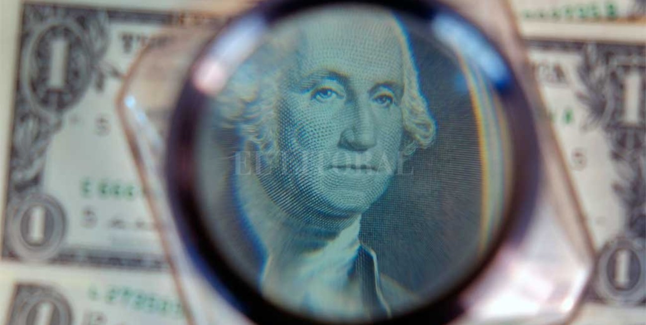 Dólar hoy: el "blue" se mantenía estable pero subía en los bancos y cotizaciones bursátiles