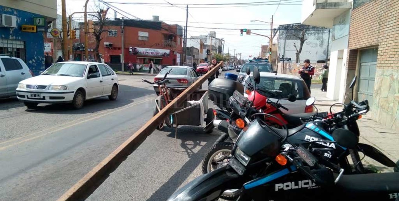 Insólito: se llevaban un riel en un carrito y fueron detenidos