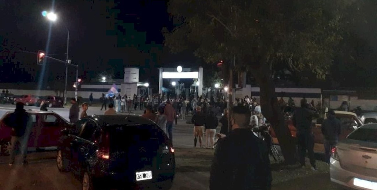 Rosario: un grupo de policías se manifiesta frente la URII