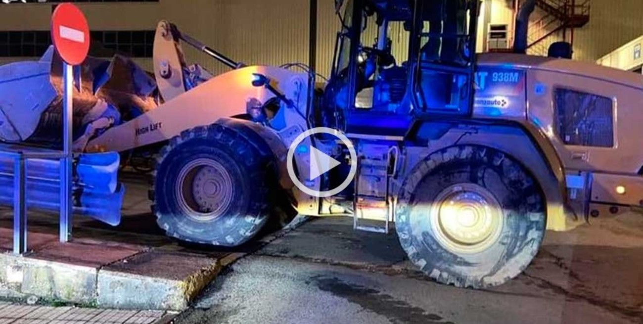 Relato salvaje: lo despidieron de una automotriz y destruyó varios vehículos con una retroexcavadora 