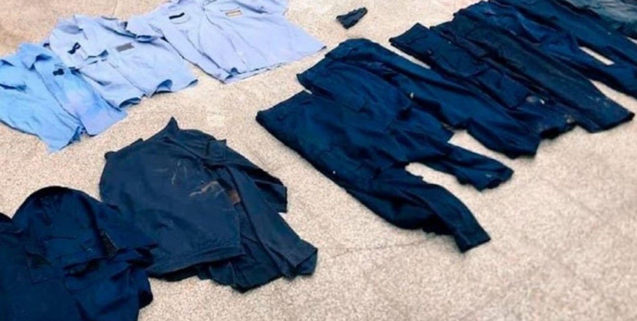Córdoba: luego de los asaltos de ''poliladrones'', tiraron en la calle una bolsa con uniformes de policía