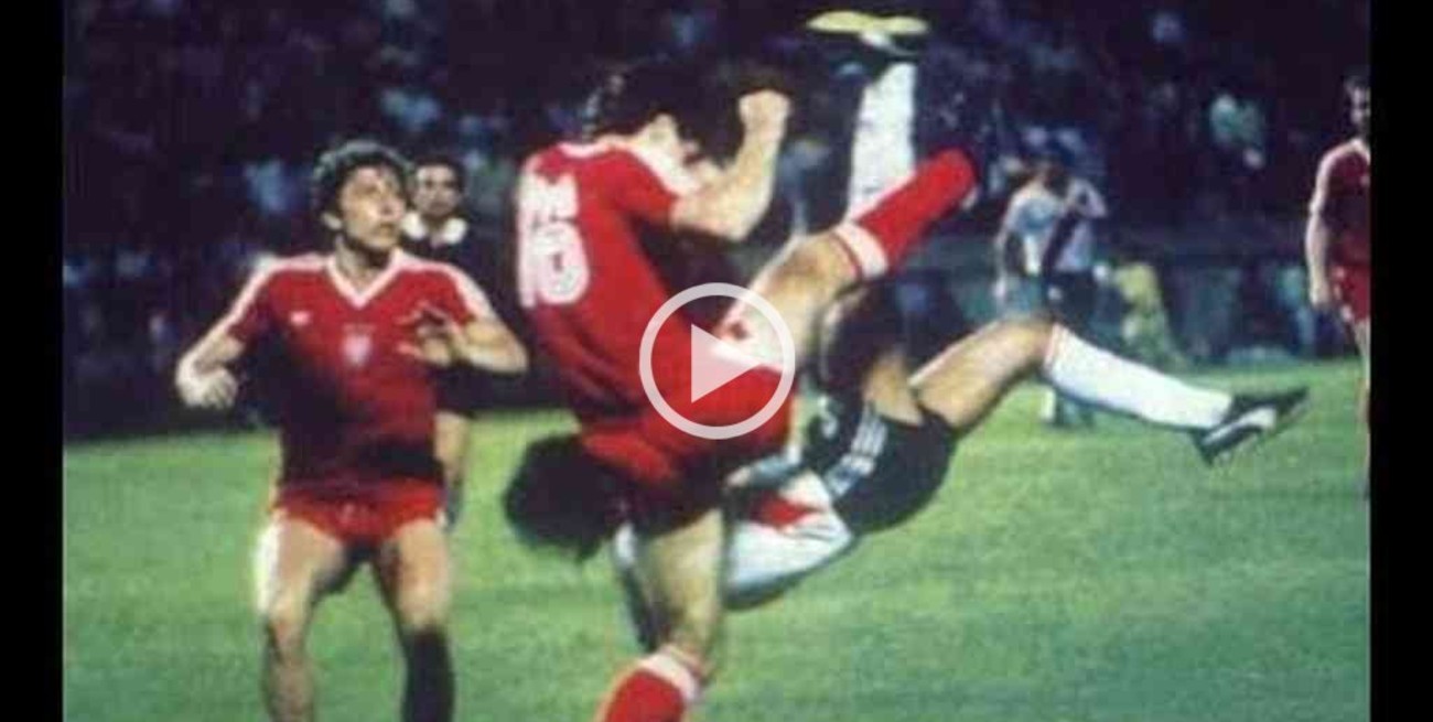 A 35 años, reviví el legendario gol de chilena de Francescoli a Polonia