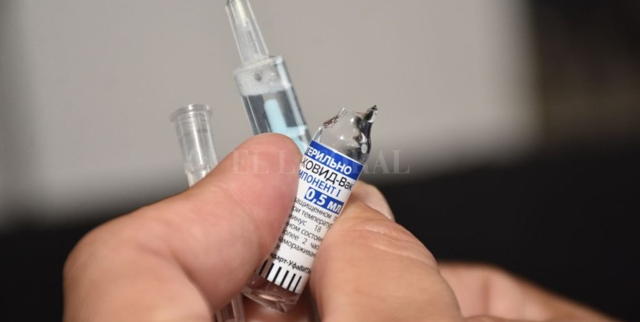 Aseguran que la nueva monodosis de la vacuna Sputnik reduce a la mitad la infección por coronavirus