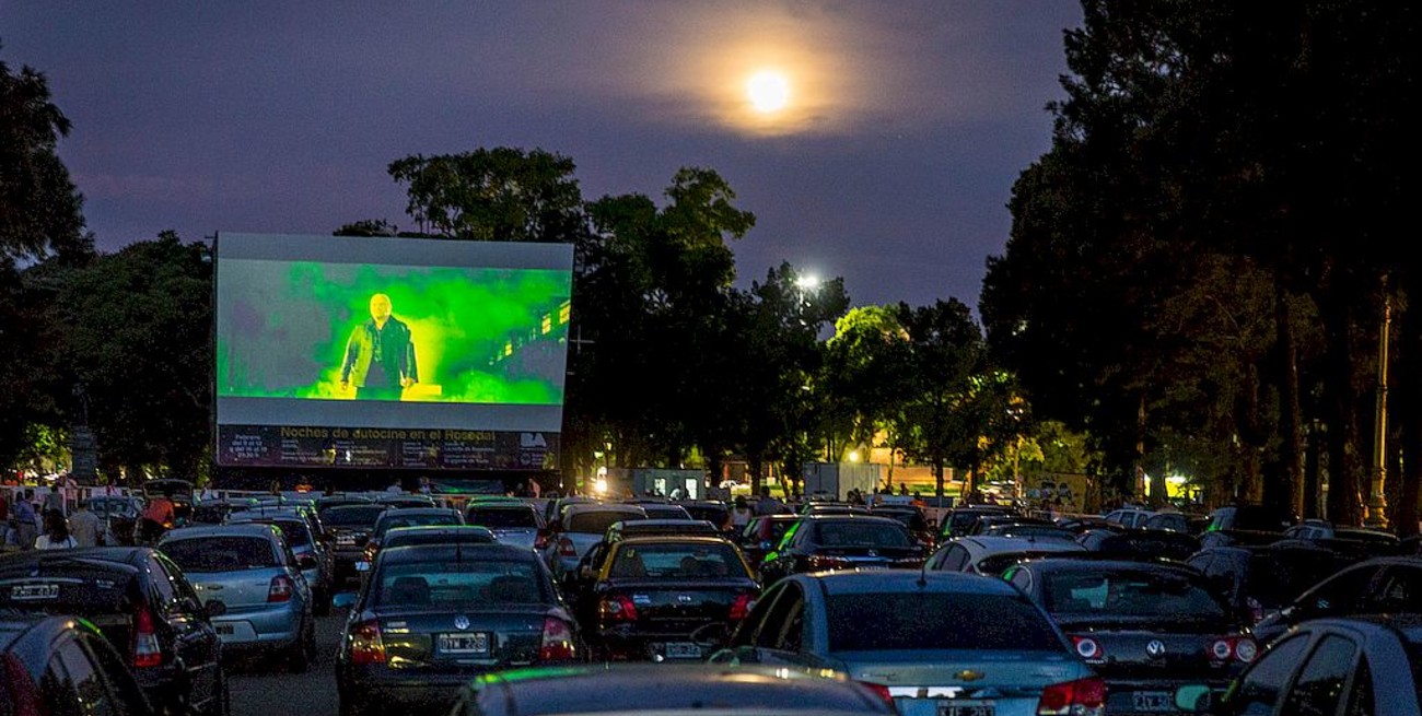 Películas en cuatro ruedas: una ciudad santafesina habilita su autocine
