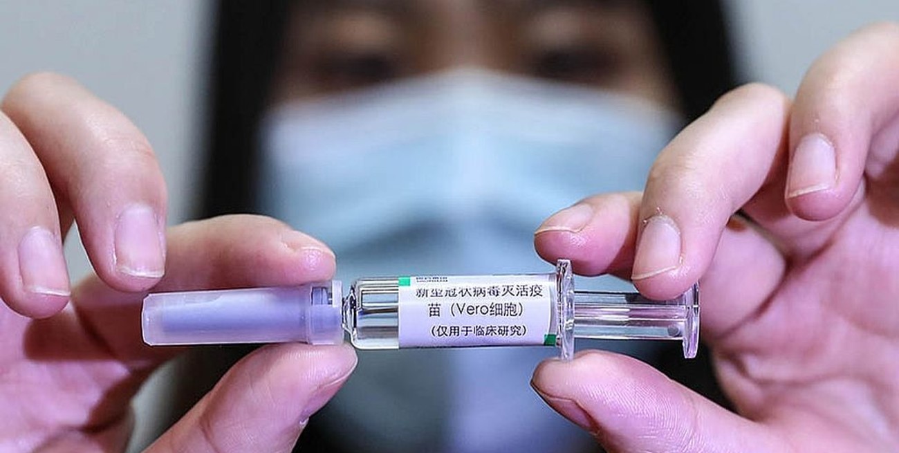 Brasil suspende los ensayos de la vacuna china por un "evento adverso grave"