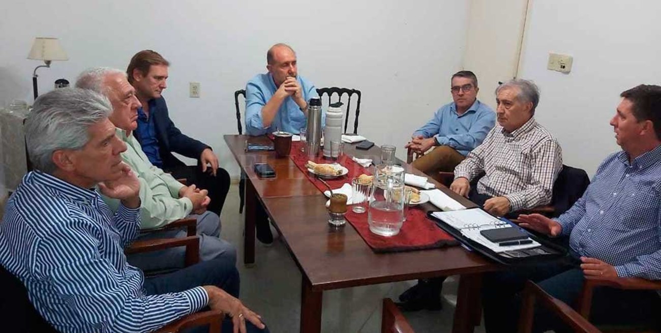 Seis de los doce senadores del PJ estuvieron con el gobernador