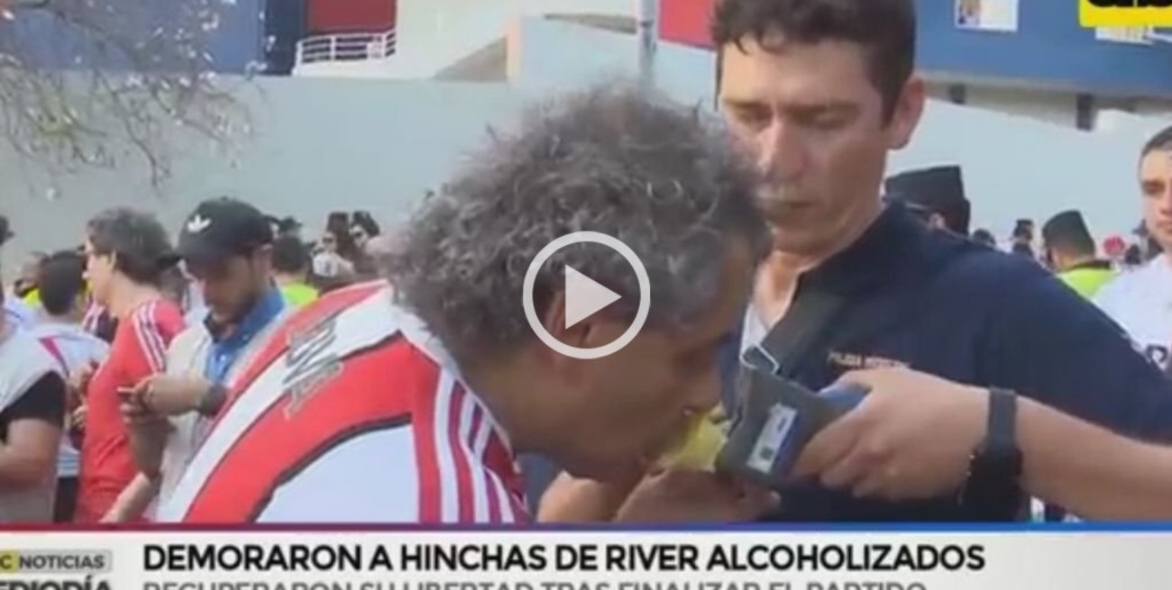 Video: Así detenían a hinchas de River en Paraguay por querer ingresar a La Olla con alcohol en sangre