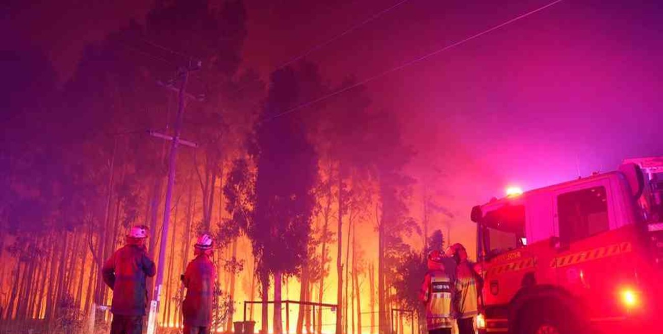 Un incendio forestal amenaza las afueras de Perth, la cuarta ciudad australiana