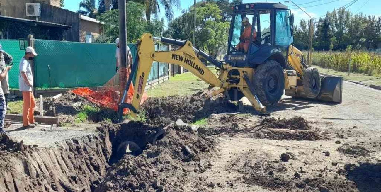 Suman nuevas cuadras de cordón cuneta en barrios de San Carlos Sud
