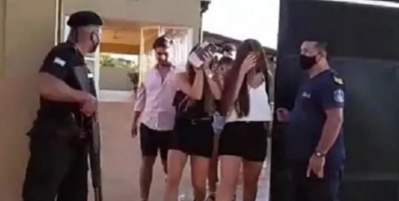 Por el video de una fiesta clandestina se enteró que su novia era infiel