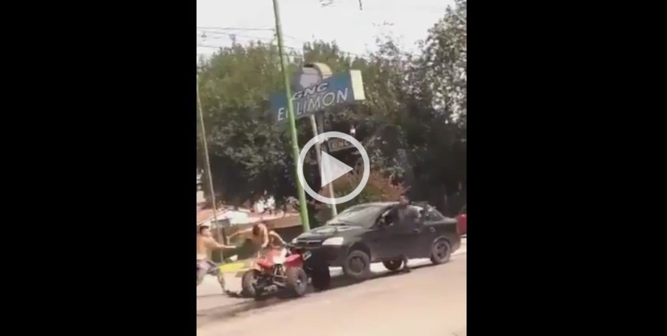 Video: Salvaje pelea con palos, machetes y un auto embistiendo un cuatriciclo en Tucumán