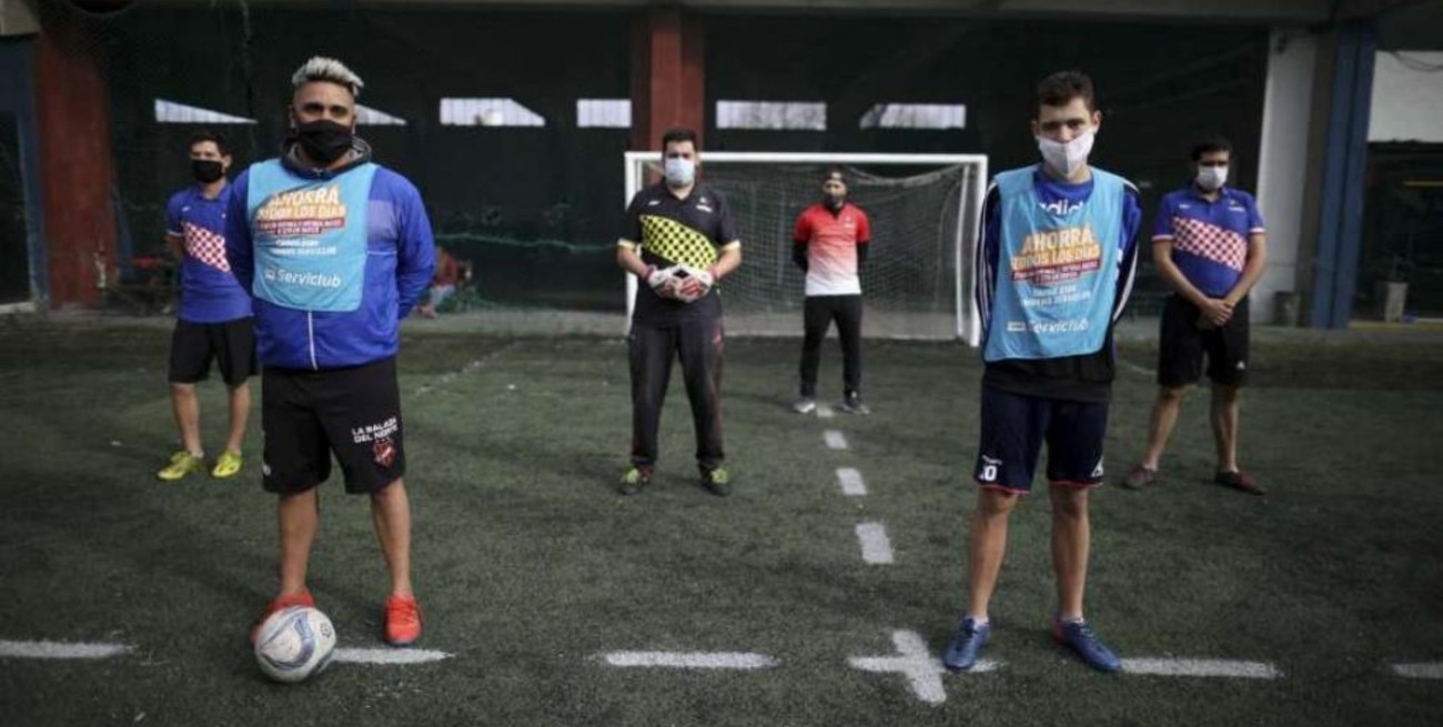 "La necesidad nos dio creatividad", confió el inventor del "metegol humano"