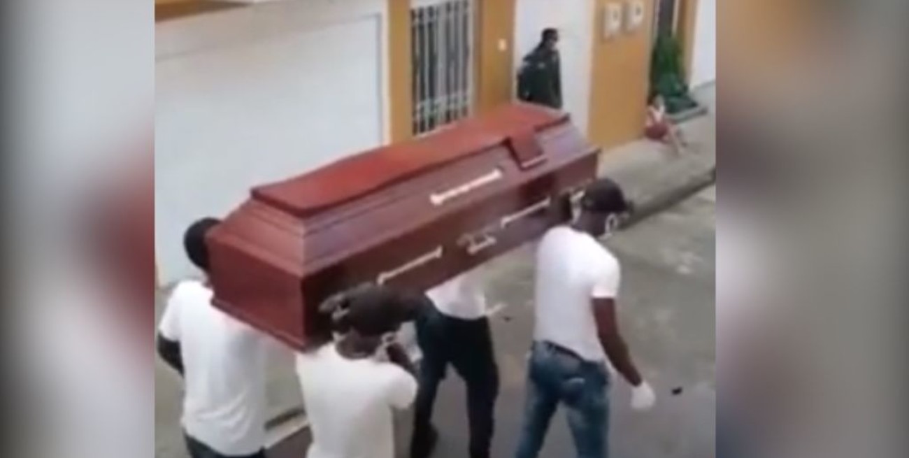 Colombia: policía local baila con un ataúd al hombro emulando al meme viral en campaña de prevención