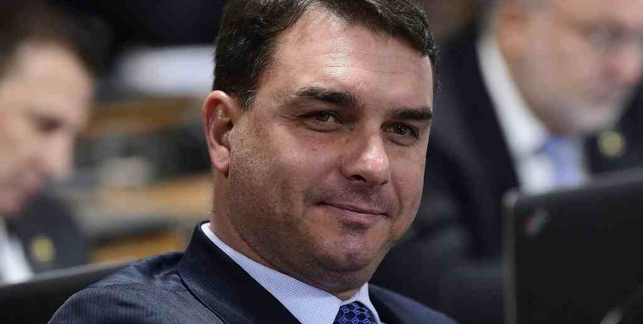 Investigado por corrupción, el hijo de Bolsonaro compró una mansión de un millón de dólares