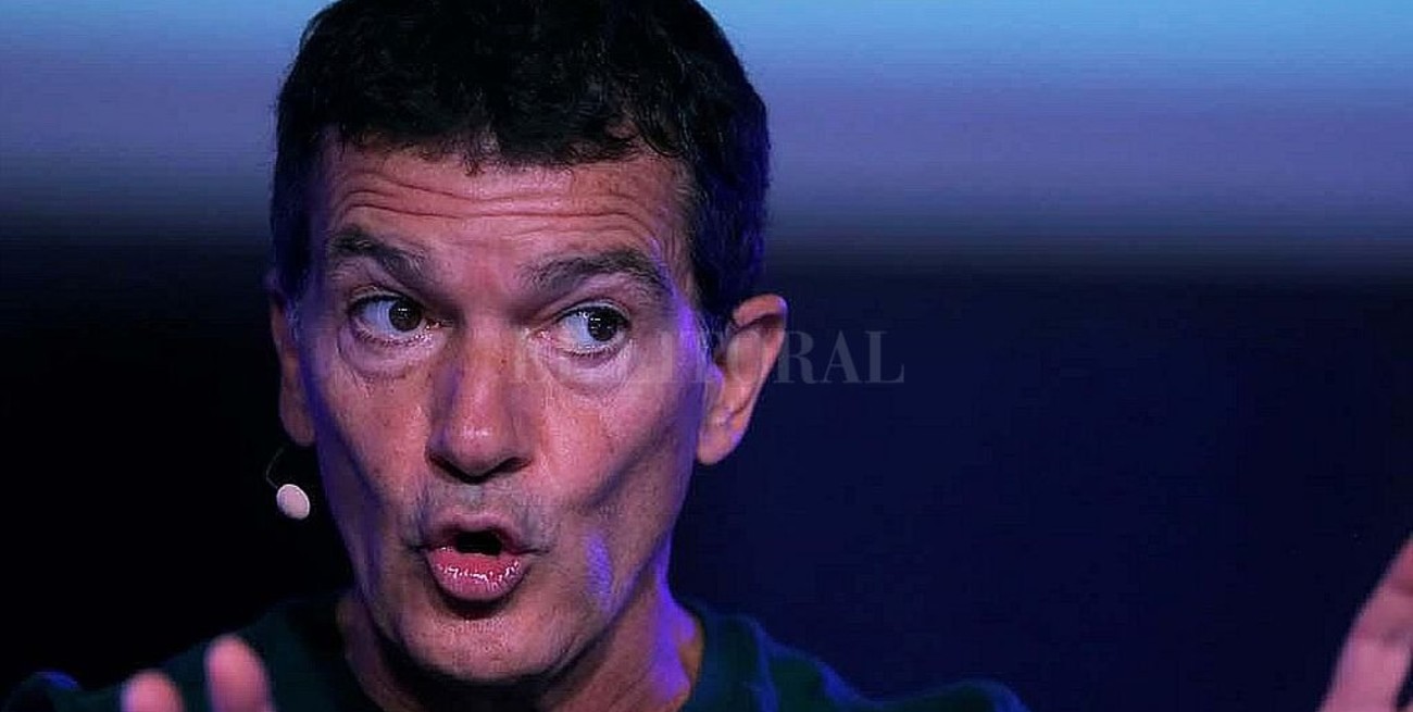 Antonio Banderas intentó salir a su casa y lo hostigaron" paparazzis sin mascarilla"