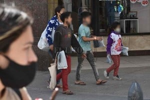 Archivo/ Guillermo Di Salvatore Vendiendo bolsitas en la Peatonal. La pandemia agravó la situación de las infancias y adolescencias vulnerables.