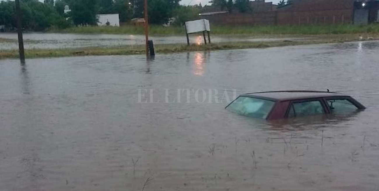 Rescataron a un hombre atrapado en su auto tras caer en un zanjón